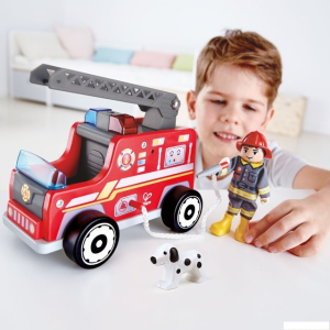 Auto - Hasičský vůz s hasičem dřevěný (Hape)