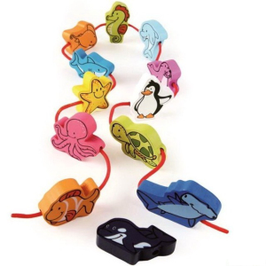 Navlékání tvarů - Mořský svět  v tubě, 12ks (Hape)