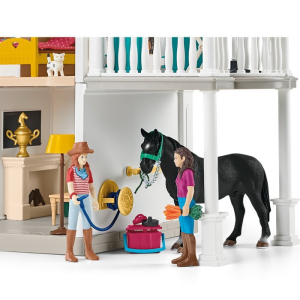 Schleich - Jezdecký klub, Velký dům se stájí a příslušenstvím