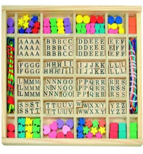 Navlékací perle - Písmenka v dřevěné krabici, ABC a tvary (Woody)