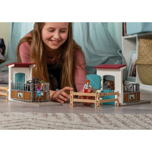 Schleich - Jezdecký klub, Box pro koně Lisa a Storm