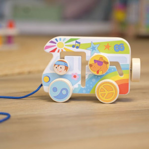 Tahací hračka - Auto kempovací Van dřevěné (Goki)