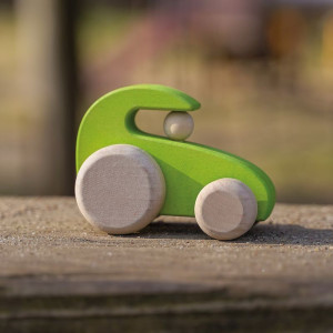 Auto - Traktor zelený dřevěný Petits Pilotes (Goki)