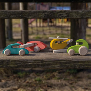 Auto - Traktor zelený dřevěný Petits Pilotes (Goki)