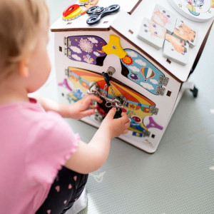 Motorická hračka - Activity board domeček bílý (2Kids Toys)