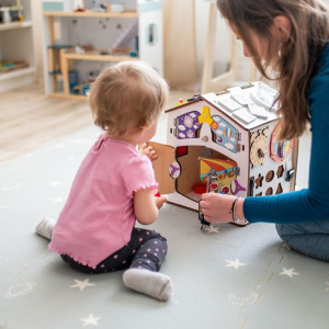 Motorická hračka - Activity board domeček bílý (2Kids Toys)