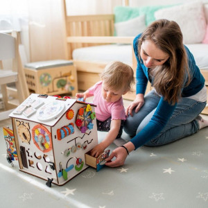 Motorická hračka - Activity board domeček bílý (2Kids Toys)