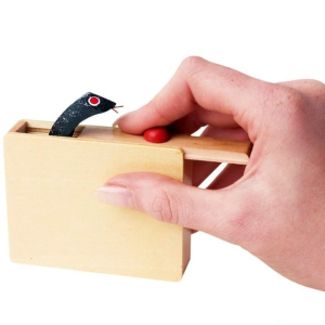 Drobné hračky - Krabička s hadem (Goki)