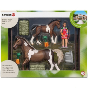 Schleich - Jezdecký klub, Krmení koní s příslušenstvím