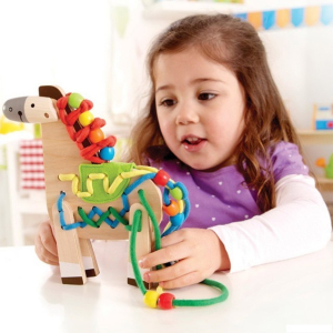 Šití - Kreativní hračka, Šněrovací dřevěný koník (Hape)